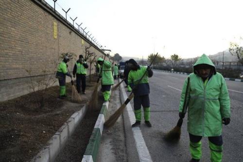 استقرار نیروهای سازمان پسماند در معابر برای پاکسازی مسیر راهپیمایی ۲۲ بهمن