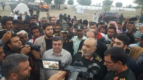تصویری از فرمانده كل سپاه و سردار تنگسیری در جمع مردم سیل زده هرمزگان