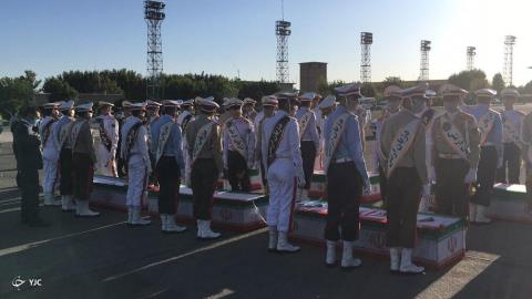 استقبال مقامات بلندپایه ارتش از پیكیر شهدای حادثه ناوچه كنارك نیروی دریایی بعلاوه عكس